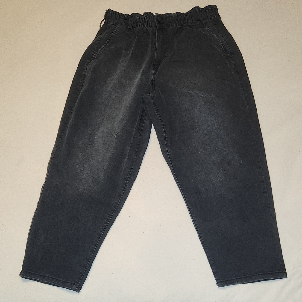 No Boundaries Stylish Black Denim Capri Pants